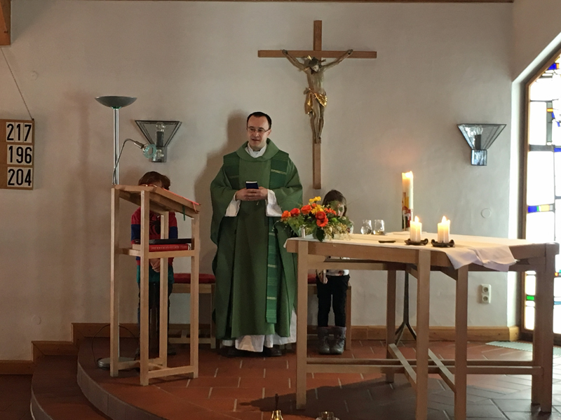 Pfarrer Stanko bei Messe Ohlstadt w